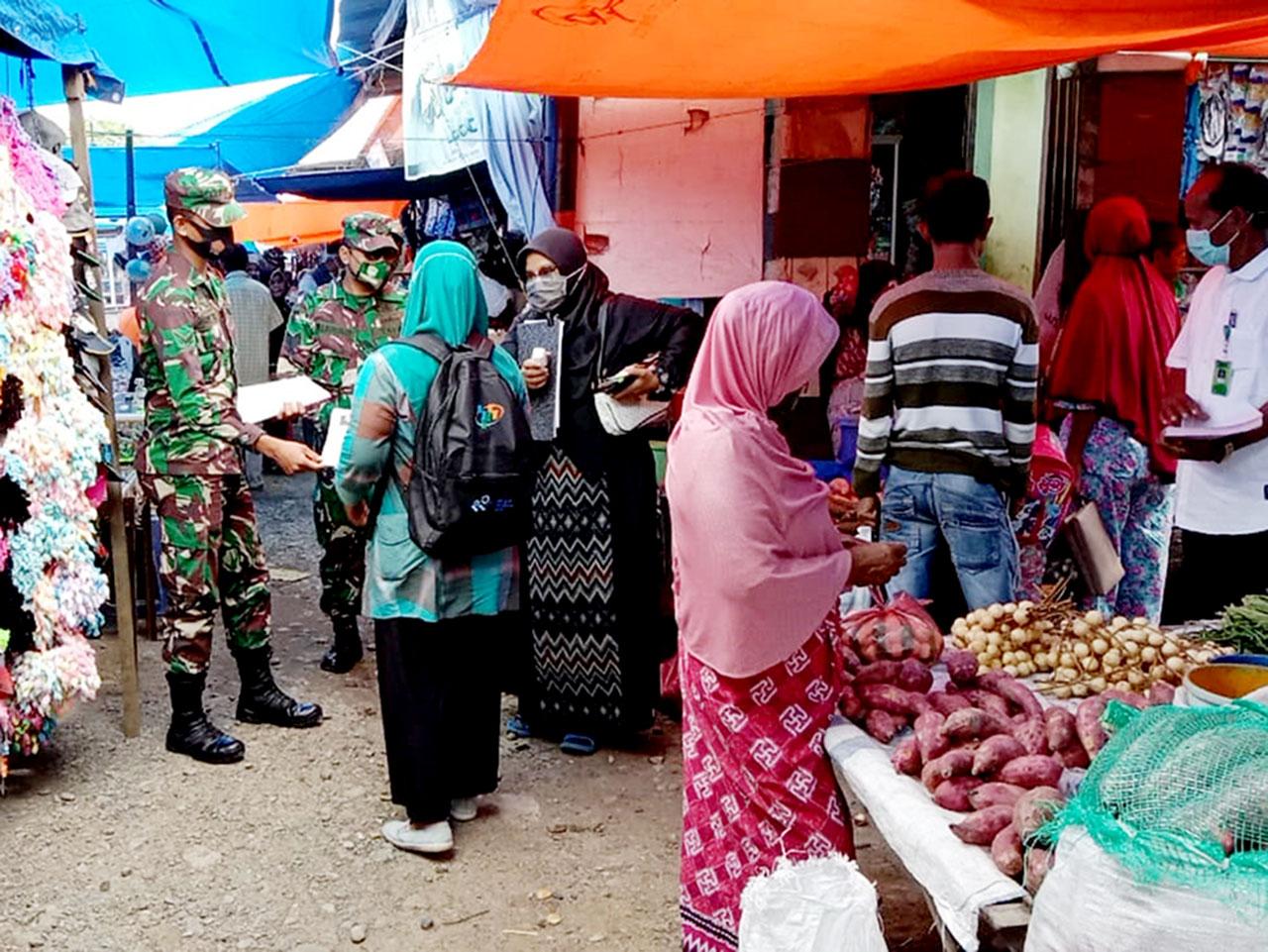 Sambangi Pasar Tradisional, Ini Yang Dilakukan Babinsa Koramil 01/Seulimeum