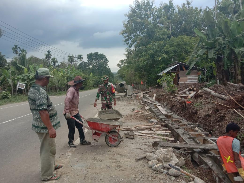 Babinsa Koramil 24/Lembah Seulawah Gotong-Royong Bersama Masyarakat