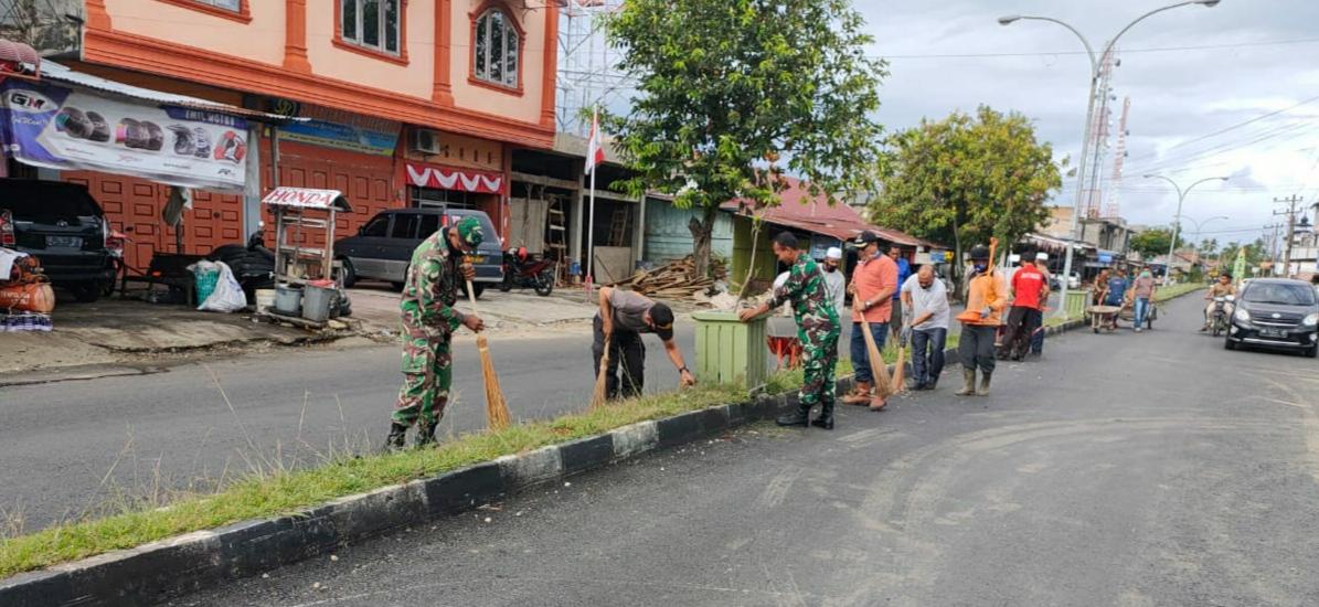 Dengan Semangat Gotong Royong, TNI/Polri, Pemerintah Kecamatan dan Masyarakat Bersihkan Lingkungan Kota Fajar