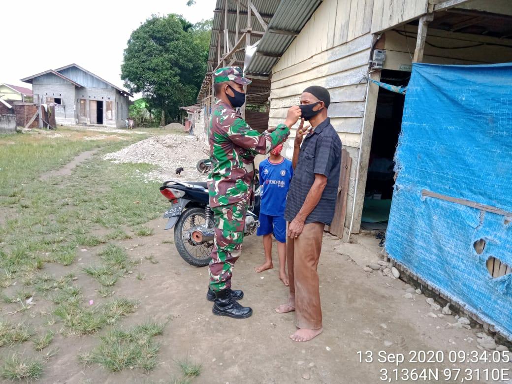 Cegah Covid -19, Serda Juandra Blusukan ke Desa Binaan Membagi Masker Kepada Masyarakat
