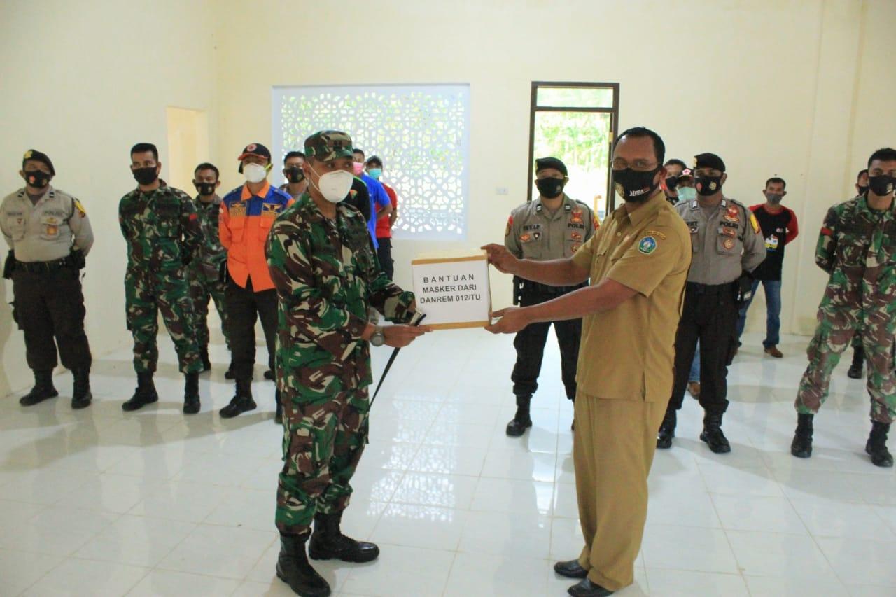 Dukung Serta Motivasi Tim Medis dan satgas Covid-19, Dandim Aceh Selatan Serahkan Masker Dan Hand Sanitezer
