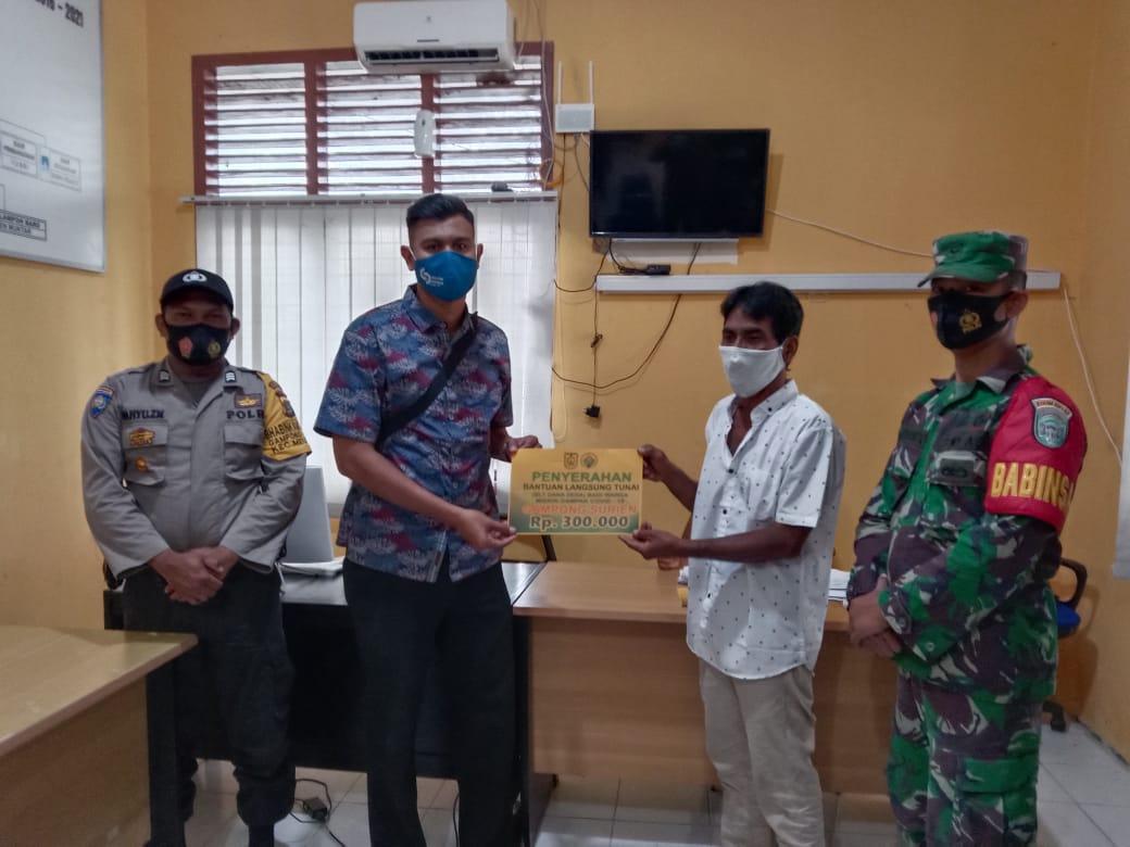 Babinsa 15/Meuraxa Mengawal Distribusi Bantuan Dimasa Pandemi Covid-19