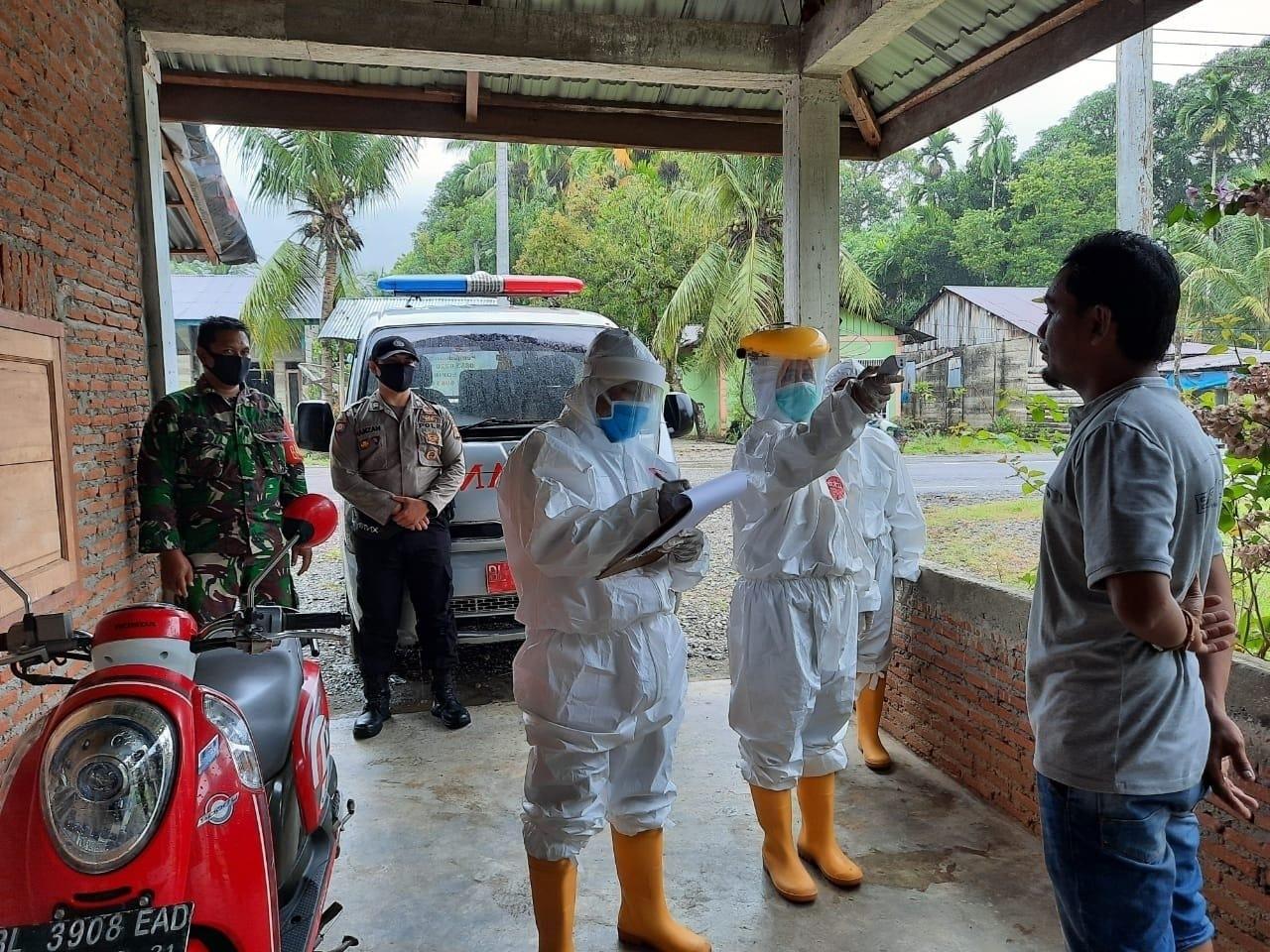Babinsa Koramil 02/Kuala Batee bersama Bhabinkamtibmas mendampingi petugas Kesehatan