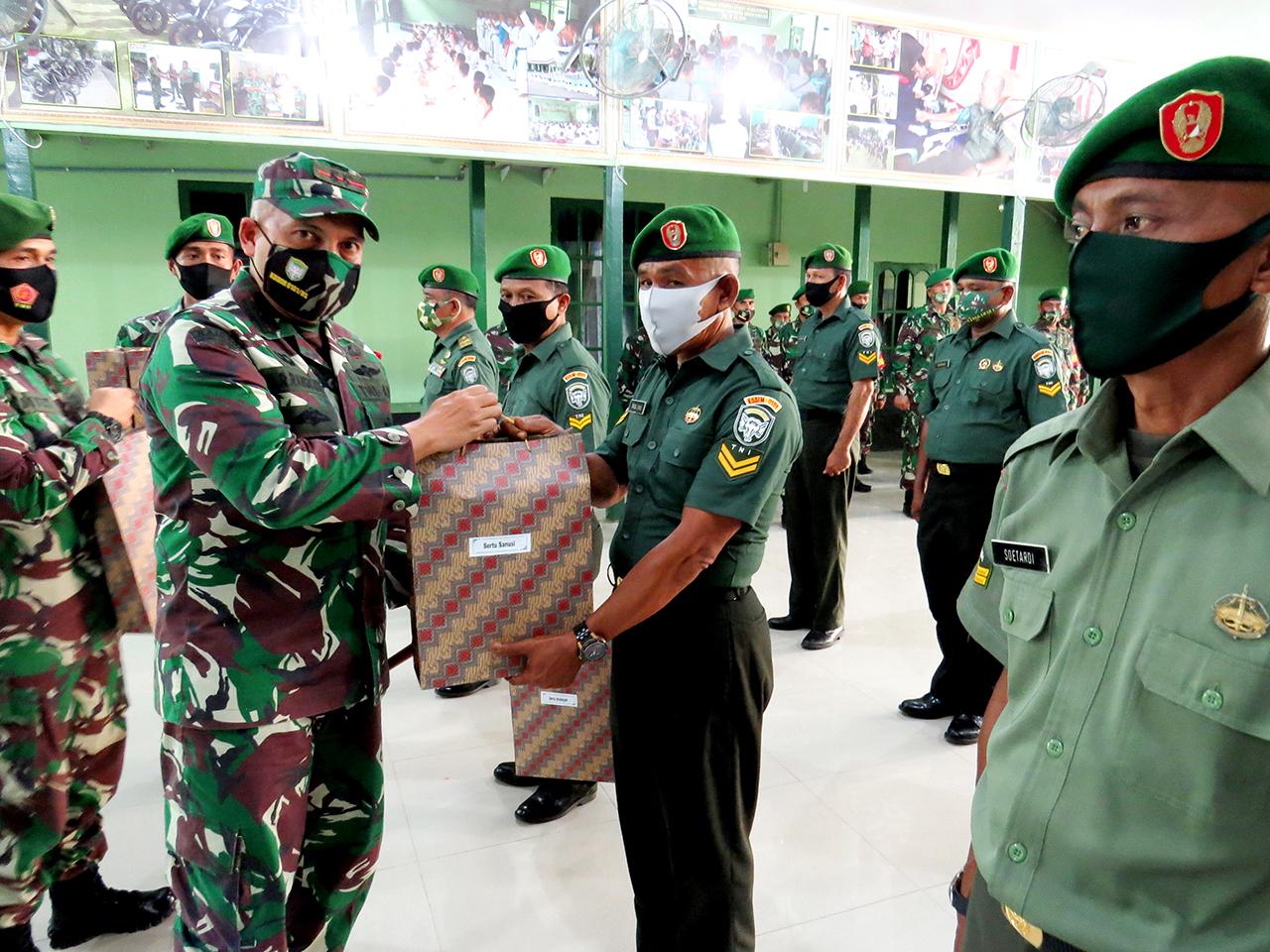 Dandim 0101/BS Beri Penghargaan Kepada Personil Kodim Purnawira dan Purna Tugas