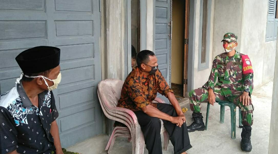 Beri Kenyamanan dan Lindungi Kesehatan Warga, Babinsa Koramil 04/Sawang Komsos Dengan Warga Desa Binaan