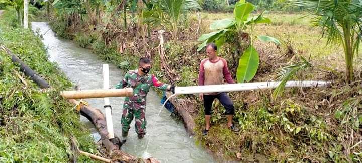 Pasca Banjir Melanda, Babinsa Bantu Petani Perbaiki Saluran Air