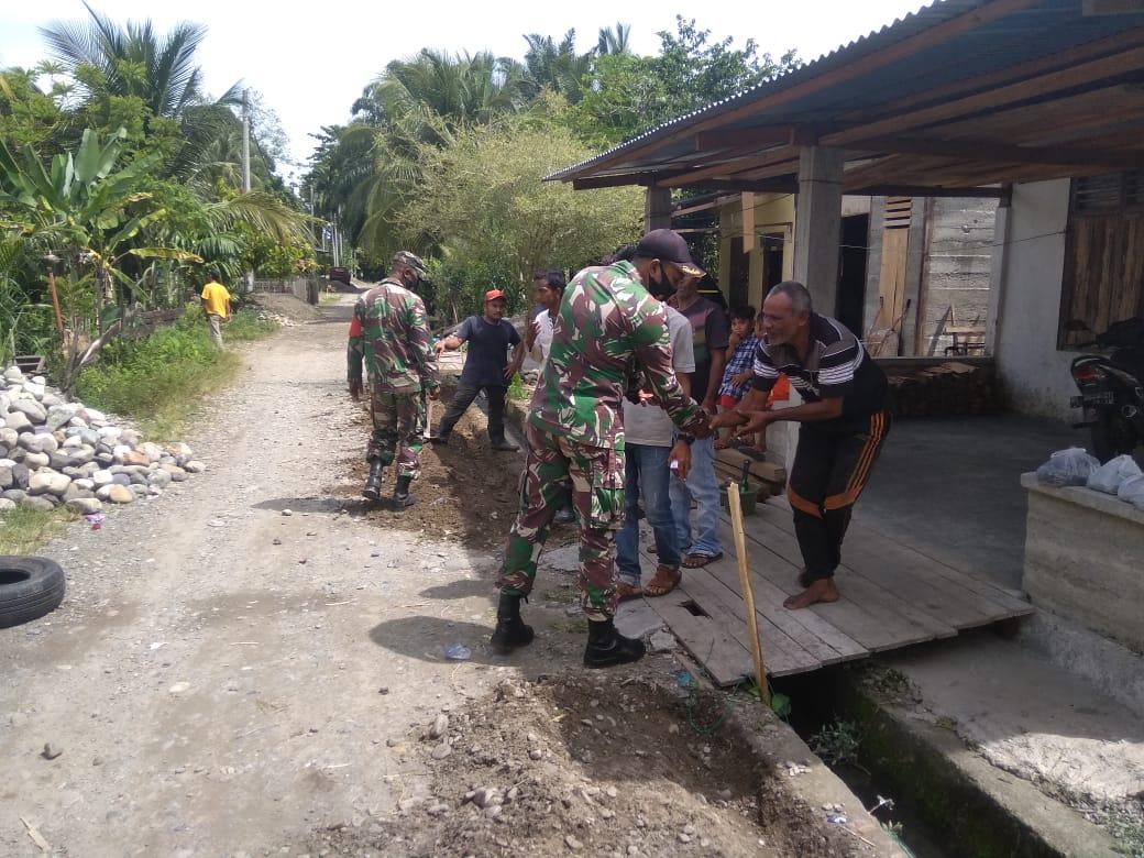 Babinsa Babahrot dan Warga Gotong Bersihakan Drainase