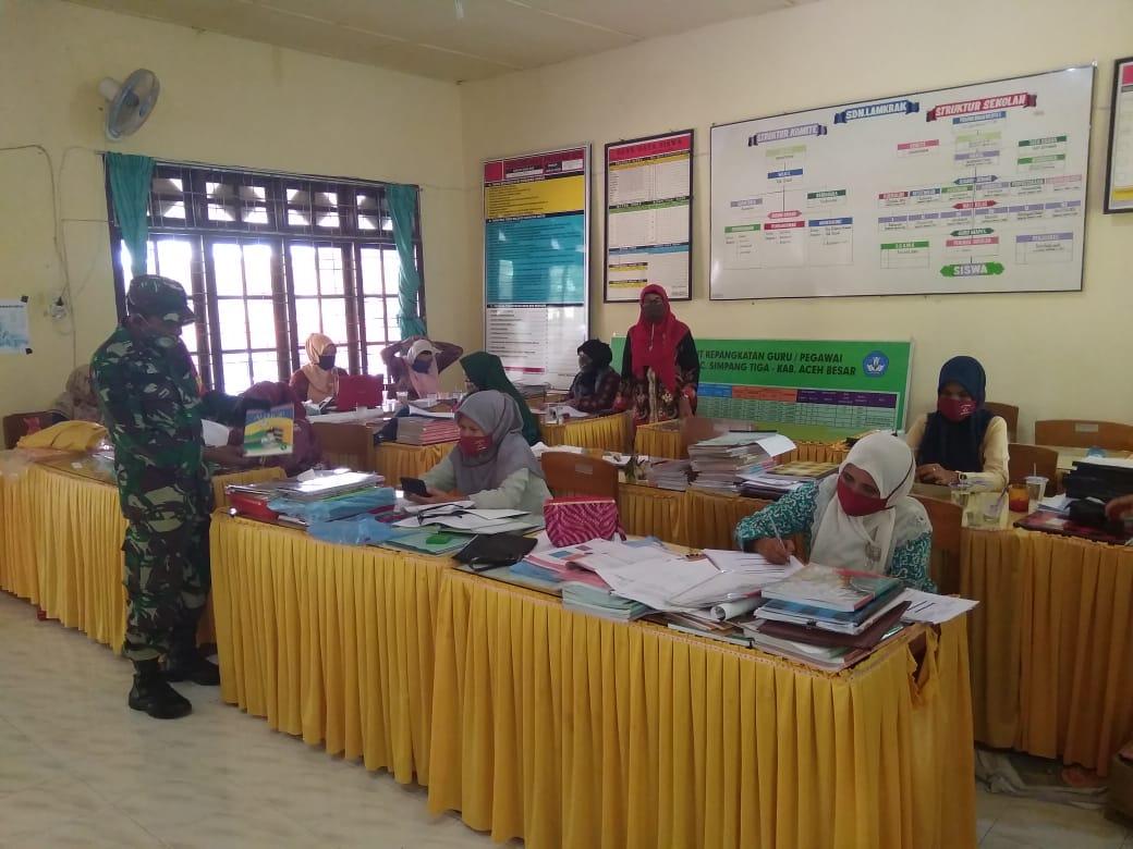 Babinsa Koramil 22/Simpang Tiga Jalin Hubungan Dengan Guru