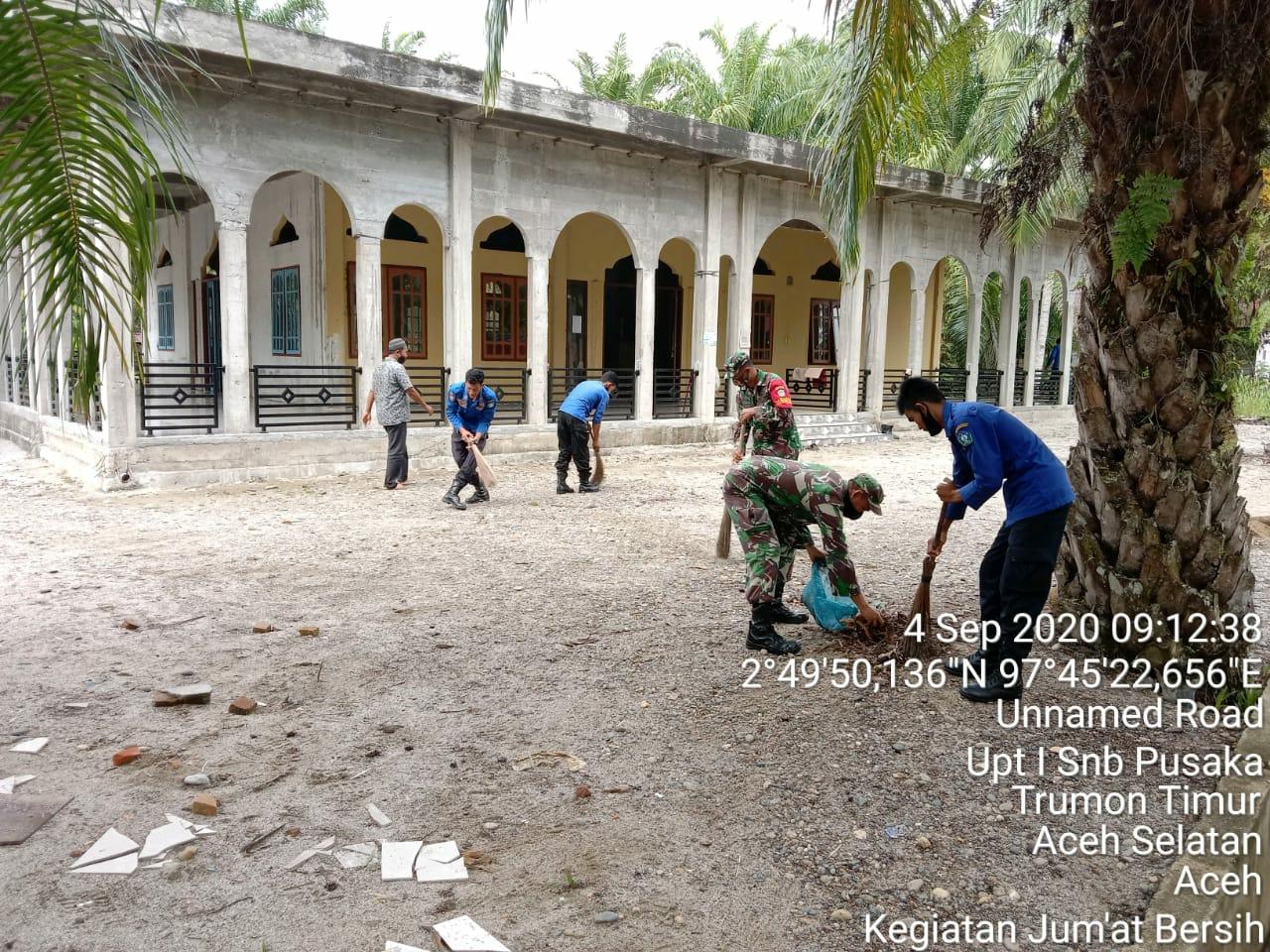 Jum’at Bersih, Personil Koramil 09/Trumon Dan Petugas Damkar Bersama Masyarakat Bersihkan Tempat Ibadah