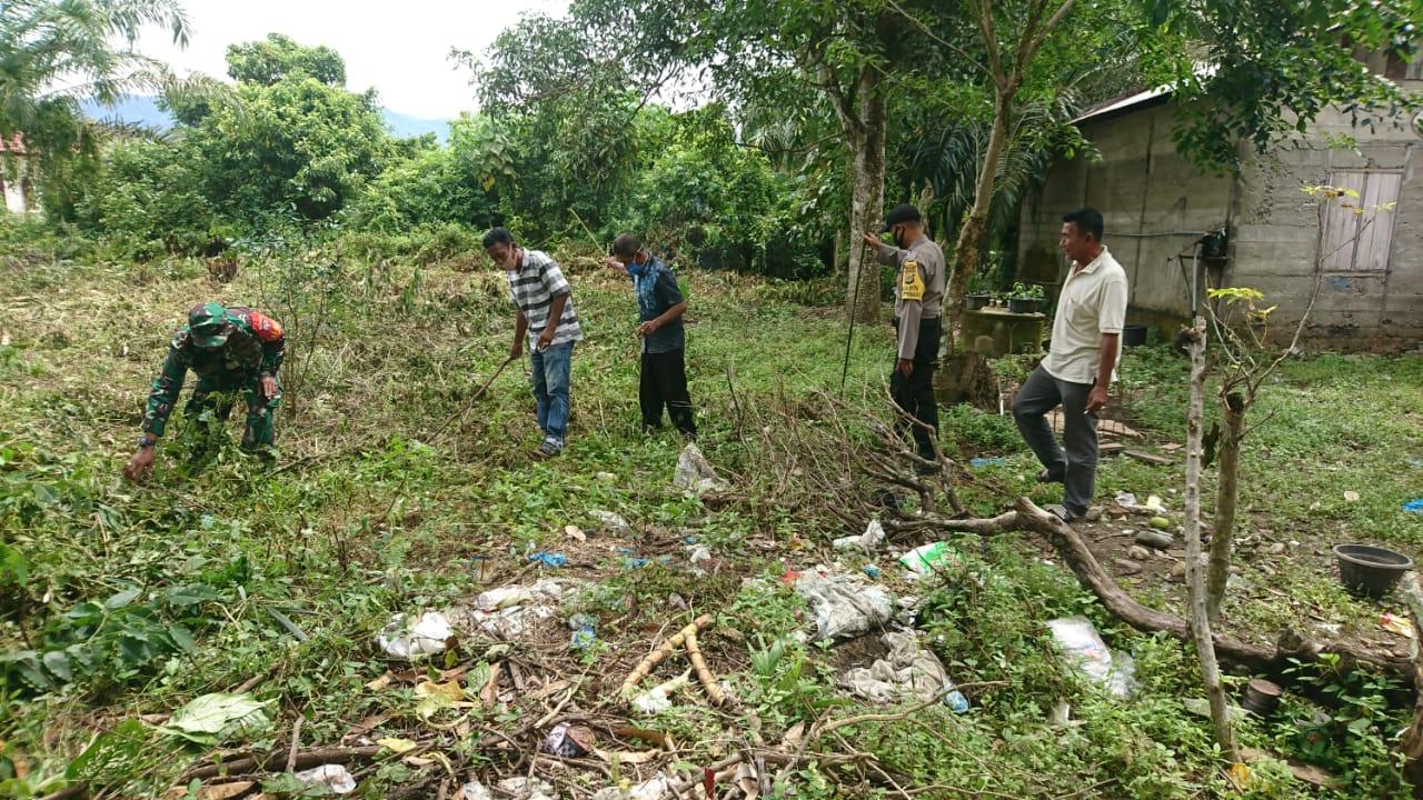 Babinsa Susoh Ajak Warga Gotong Royong Bersihkan Sampah