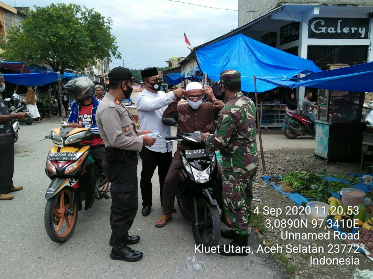 TNI/Polri dan Pemerintah Aceh Bagikan Masker di Kluet Utara