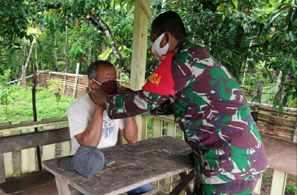 Cegah Penyebaran Covid-19, Kopda Sulistyono Sosialisasi Terhadap Penerapan Protkes Hingga ke Pelosok Desa