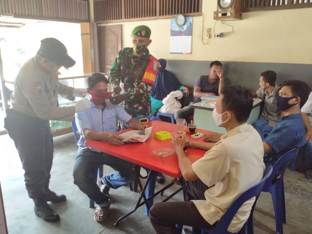 Koramil 13/Kuta Alam Bersama Polsek Himbau Warga Patuhi Protokol Kesehatan