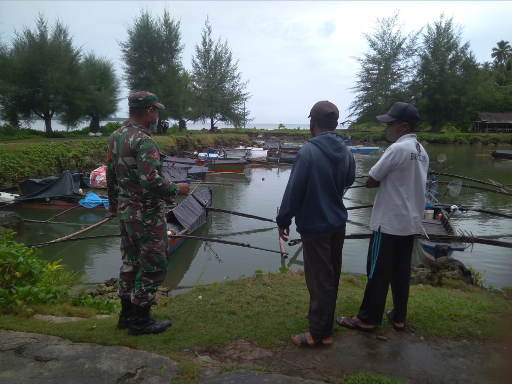 Cuaca Berubah-ubah, Babinsa Koramil 02/Simeulue tengah Himbau Nelayan Berhati-hati