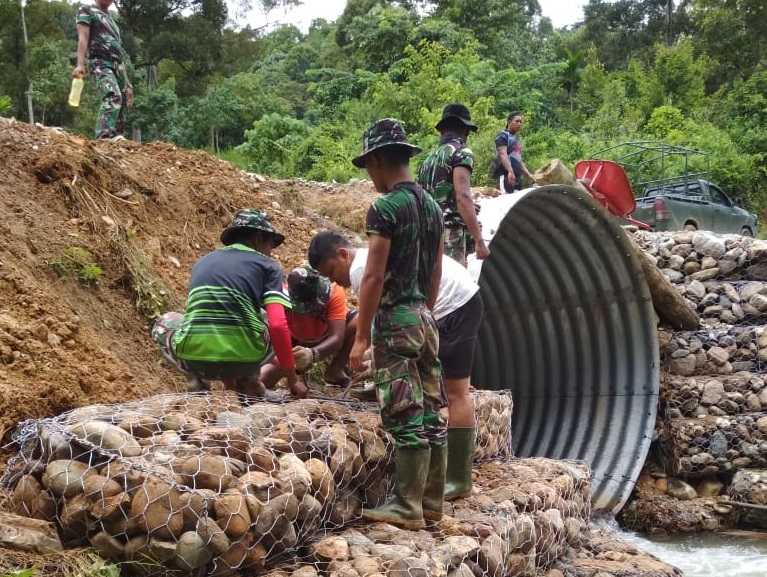 Bersama Rakyat TNI Kuat” Moto Tersebut Terbukti Dalam Pemasangan Kawat Bronjong TMMD ke 109