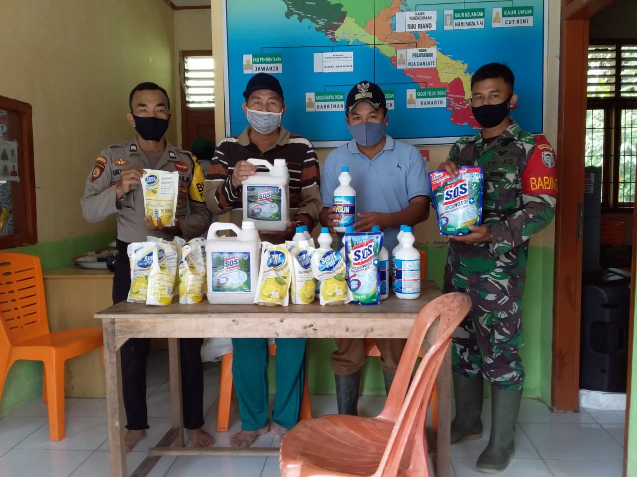 Cegah Penyebaran Covid-19, Babinsa Koramil 01/Simtim Semprot Cairan Disinfektan