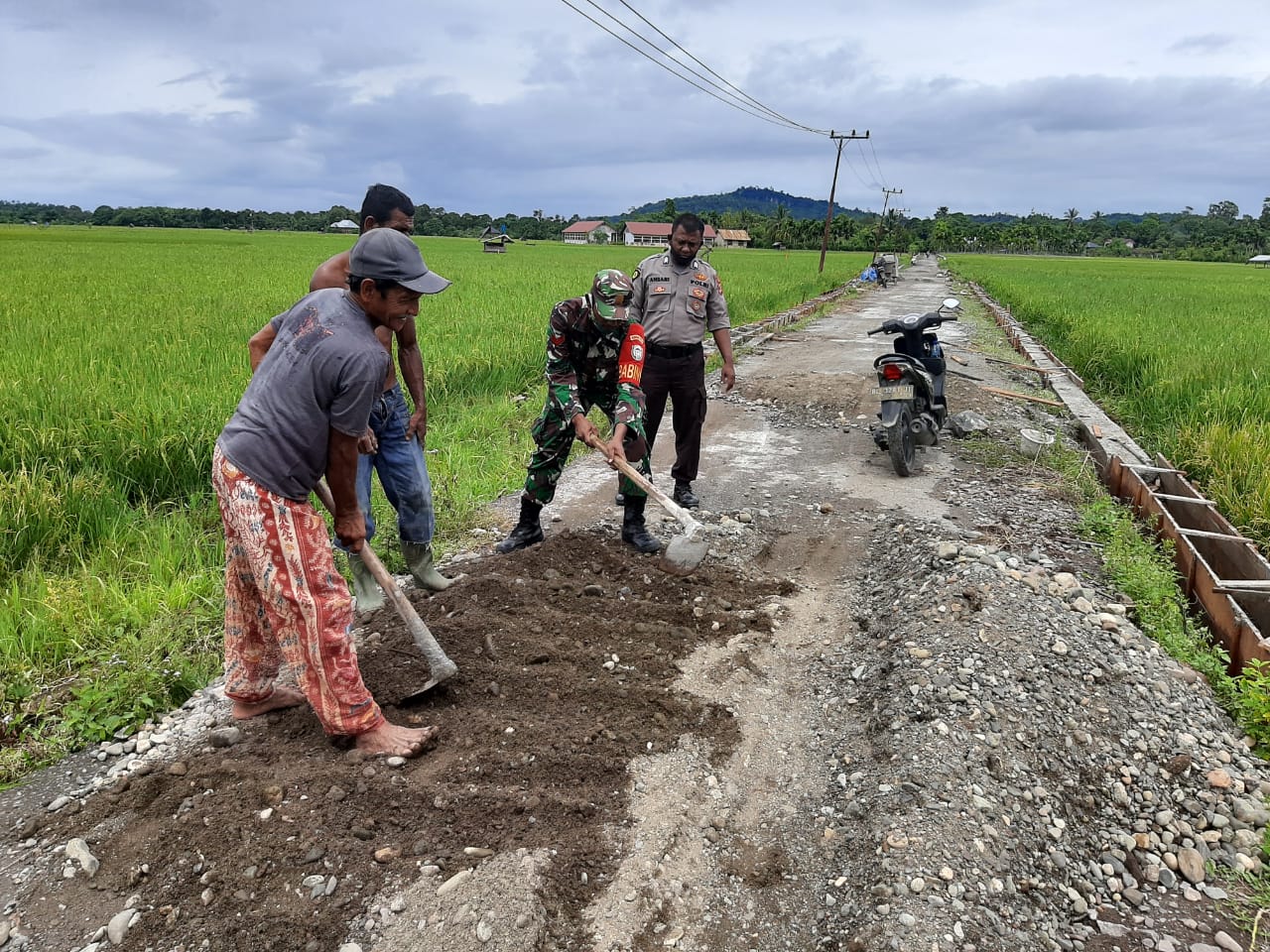 Babinsa Lamno Bantu Warga Perbaiki  Jalan Desa