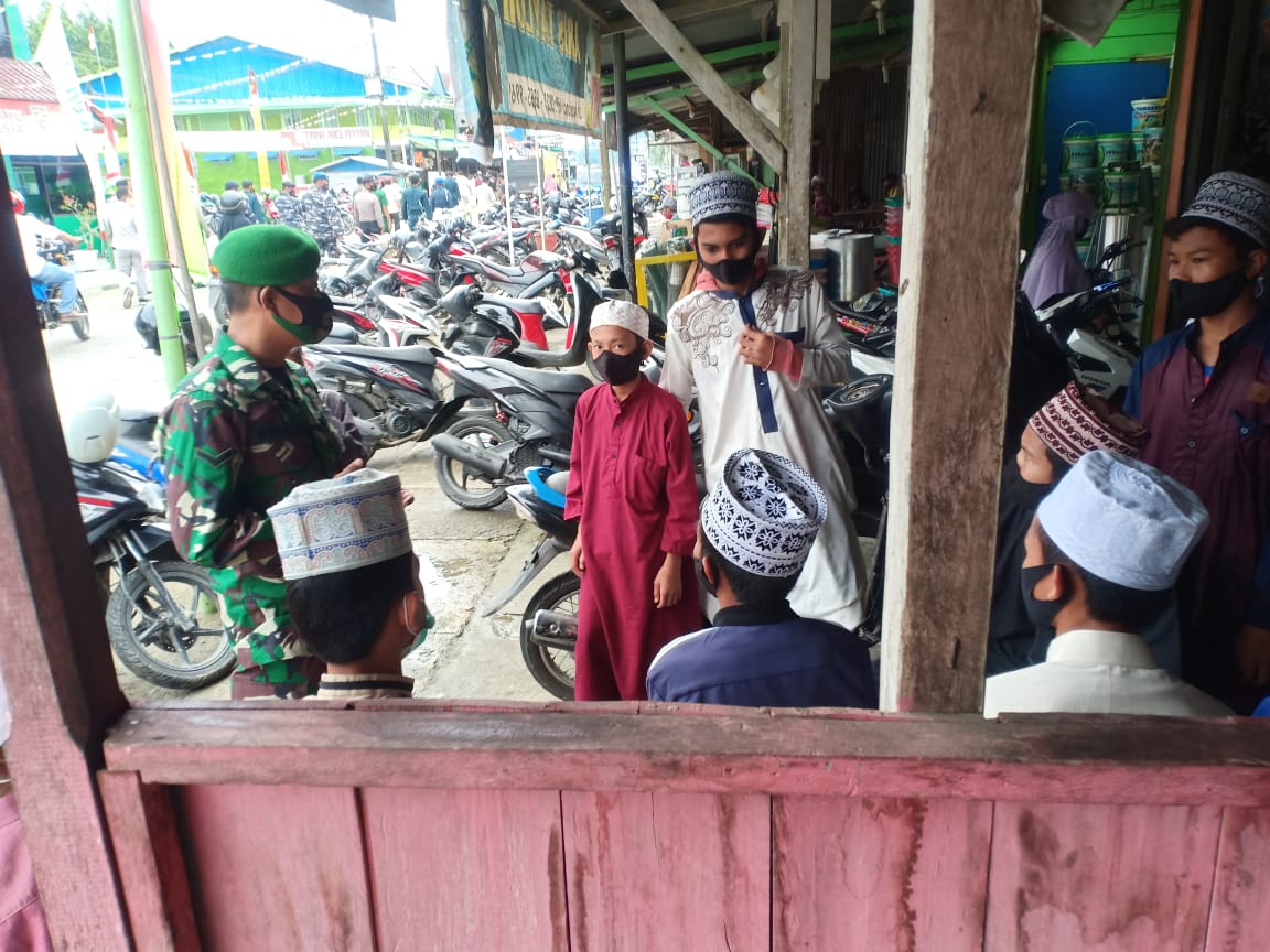 Beri Edukasi,Babinsa Ajak Para Santri Alfatah Agar Tetap Terapkan Protokol Kesehatan Cegah Covid-19