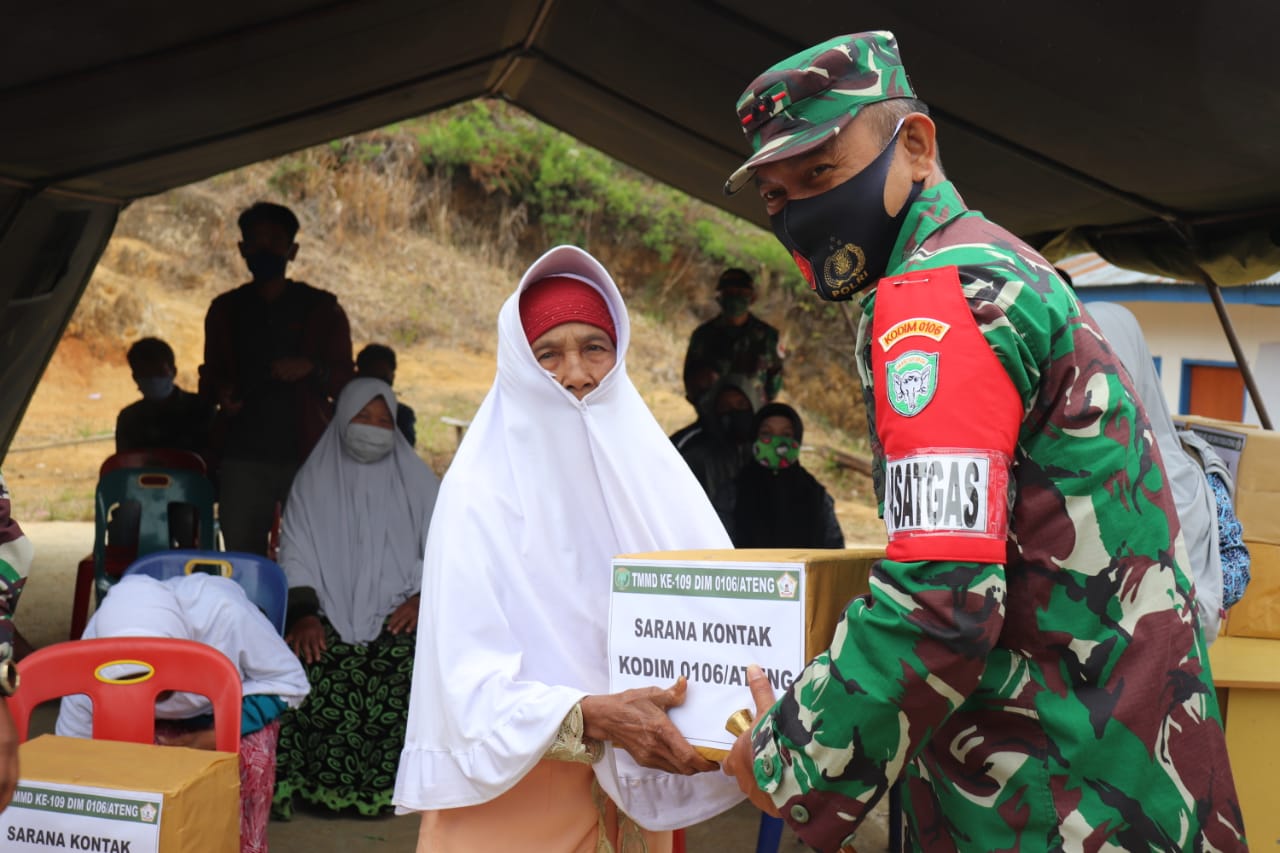 Dandim 0106/Aceh Tengah Serahkan Bantuan Sembako Untuk Warga Di Lokasi TMMD