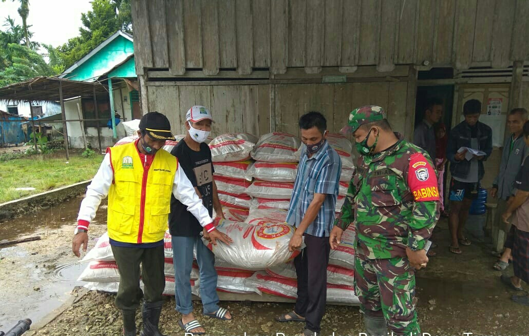 Babinsa Dampingi Pembagian Pupuk pada kelompok petani