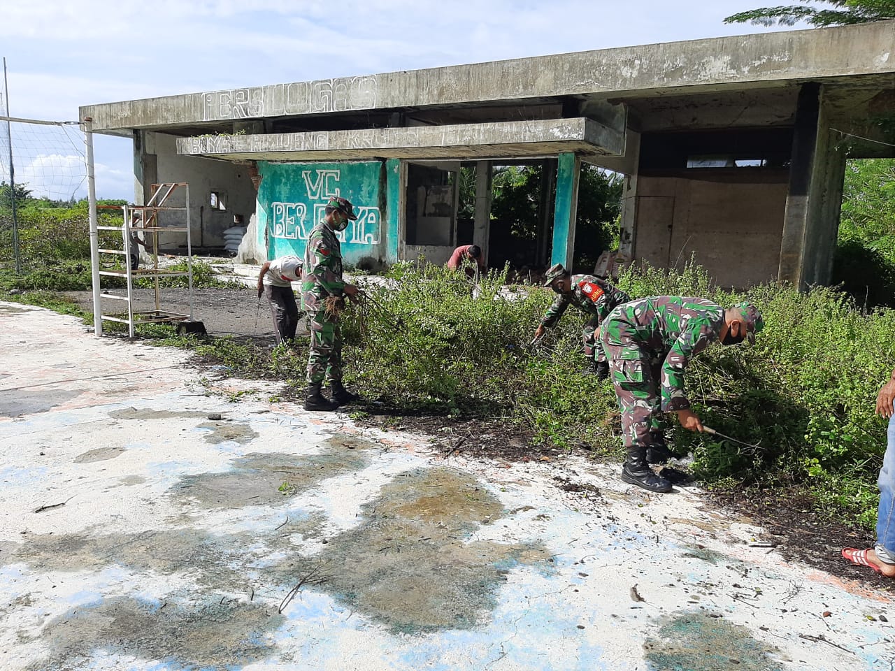 Jumat Bersih, Babinsa Koramil  Teunom dan Warga Gelar Gotong Royong