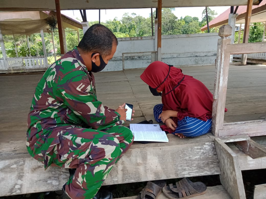 Babinsa Calang  Bantu Siswi  Belajar Daring