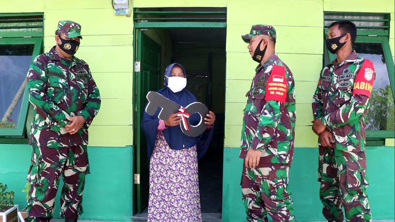 Selesai Direhab, Dandim 0104/Atim Serahkan Kunci Rumah Layak Huni