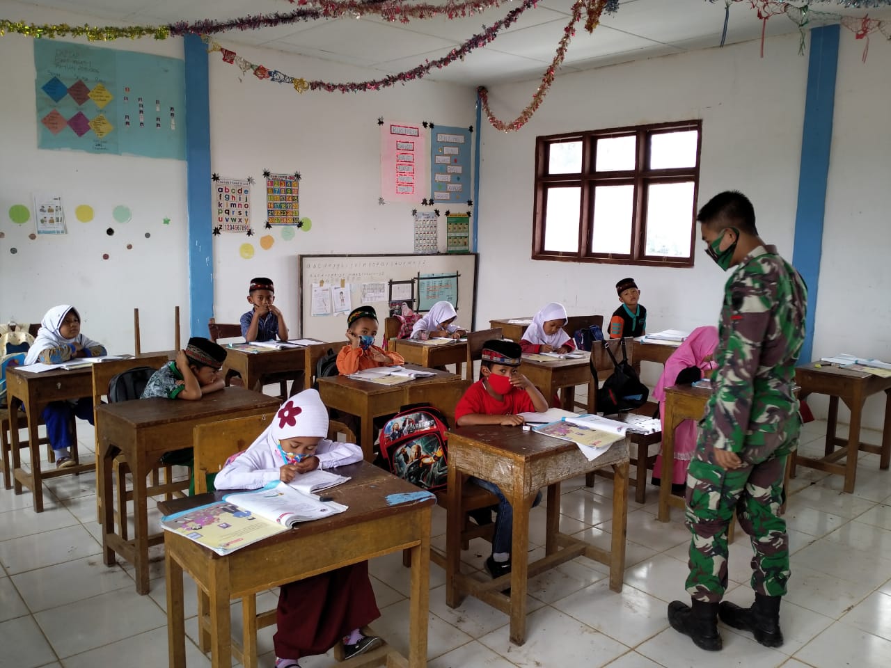 Personel Satgas TMMD Jadi Guru di SDN 12 Pegasing