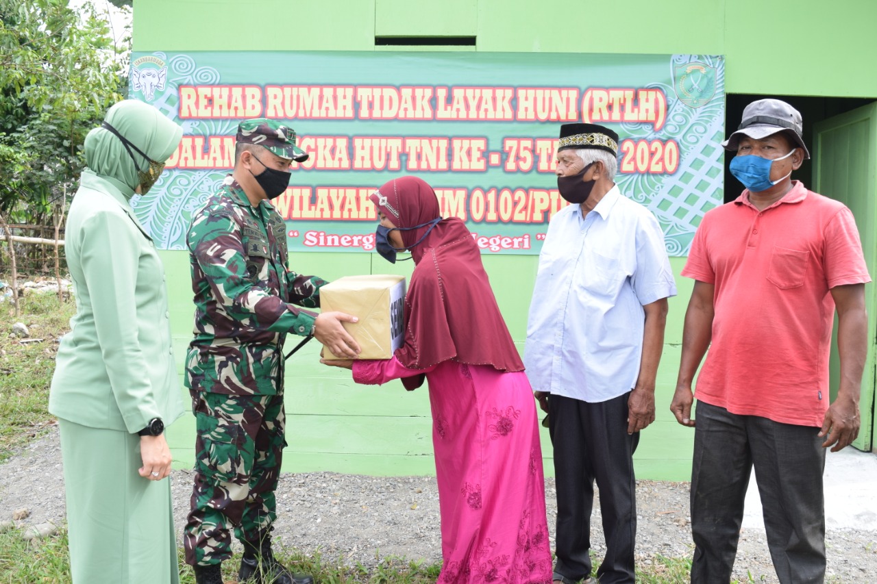 Dandim Pidie Serahkan Rumah RTLH Hasil Bedah Rumah