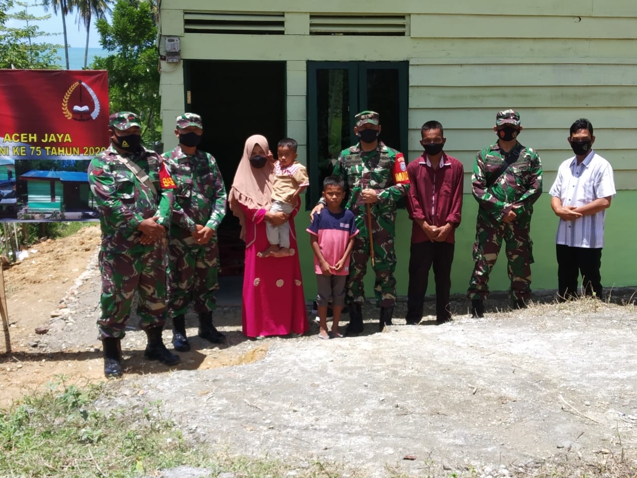 HUT TNI ke 75 :  Dandim Aceh Jaya Serahkan Rumah Kepada Warga Kurang Mampu