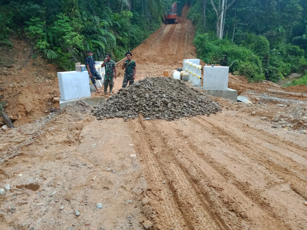 Kondisi Alam Tidak Menyurutkan Semangat Anggota Satgas Dalam Mensukseskan Program Pengerjaan Jembatan TMMD ke-109