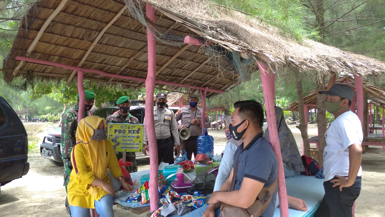 Sinergitas Babinsa Koramil 19/Leupung Dengan Babinkamtibmas Dalam Penegakan Prokes