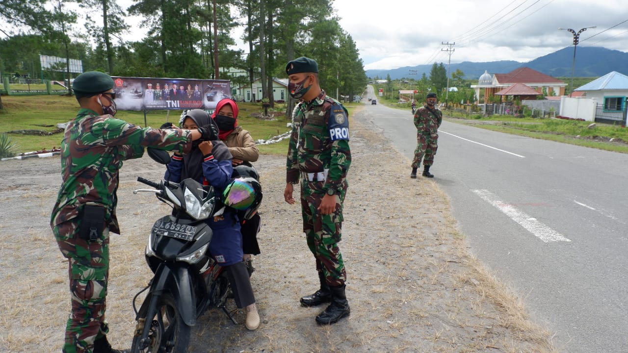 Peduli Kesehatan Masyarakat, Prajurit Yonif RK 114/SM Bagikan Masker