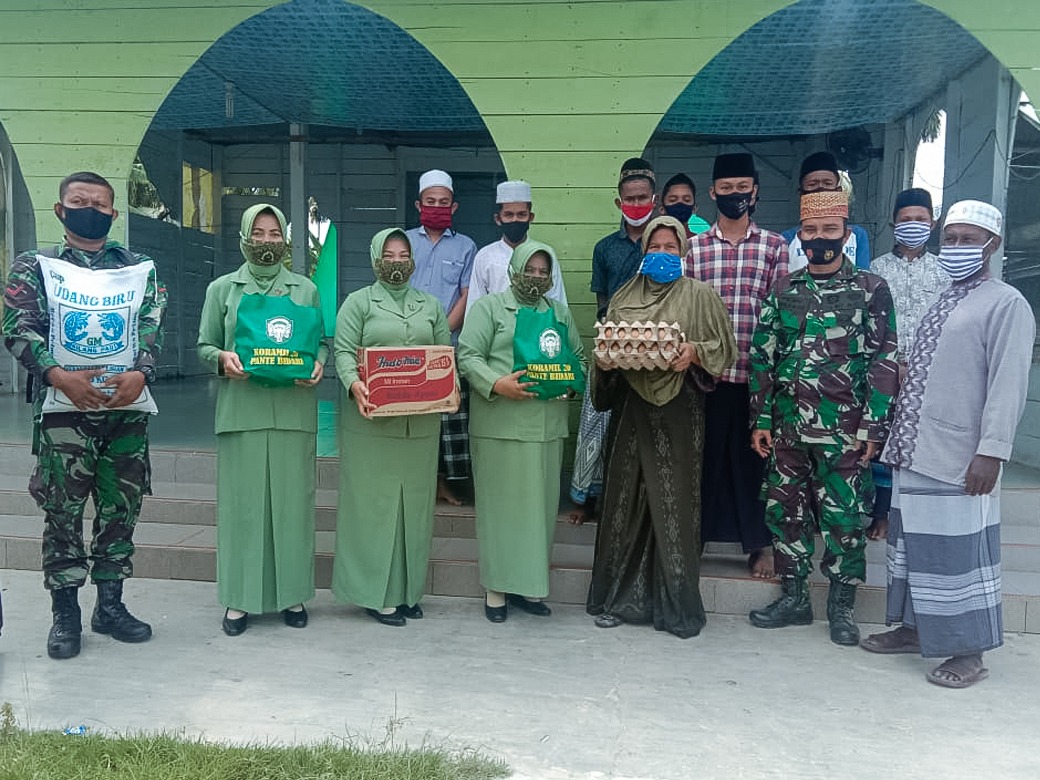 Peduli Dampak Covid-19, Koramil 20/Pb bagikan Paket Sembako pada HUT TNI Ke-75