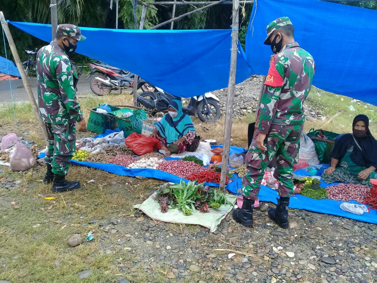 Babinsa Terus Lakukan Pendisiplinan Penggunaan Masker di Pasar Tradisional