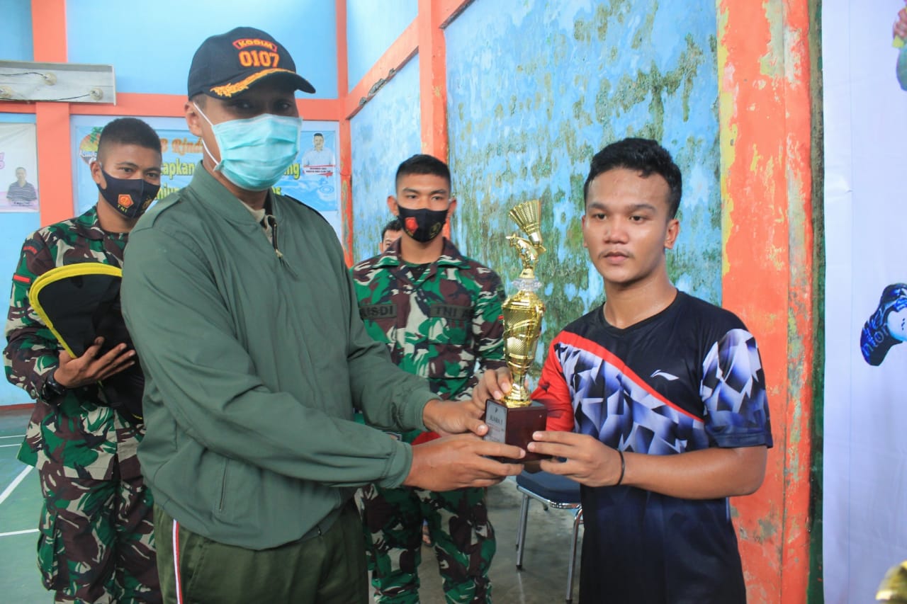 Dandim Resmi Menutup Turnamen Bulu Tangkis Komsos Kreatif Kodim 0107/Aceh Selatan
