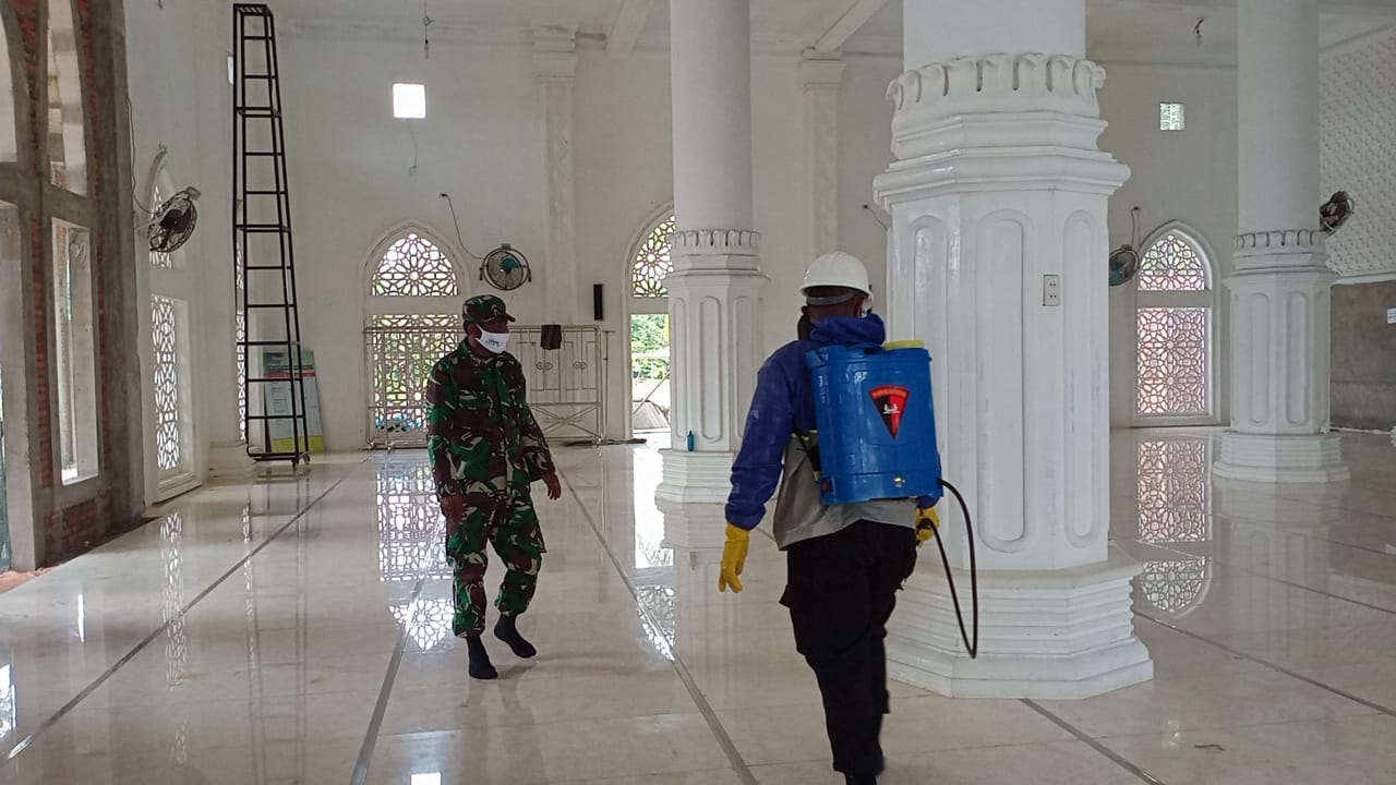 Upaya Antisipasi Penyebaran Covid-19, Kodim 0104/Atim Laksanakan Penyemprotan Desinfektan