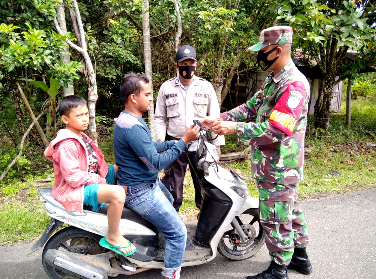 Sinergitas Babinsa dan Bhabinkamtibmas Kota Jantho Tekan Angka Covid 19