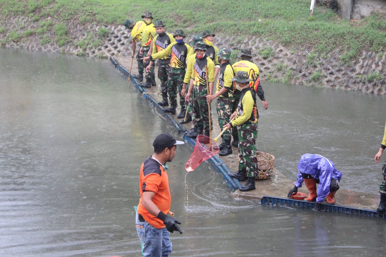 Personel Jasdam IM Bantu Dinas Kebersihan Bersihkan Sampah