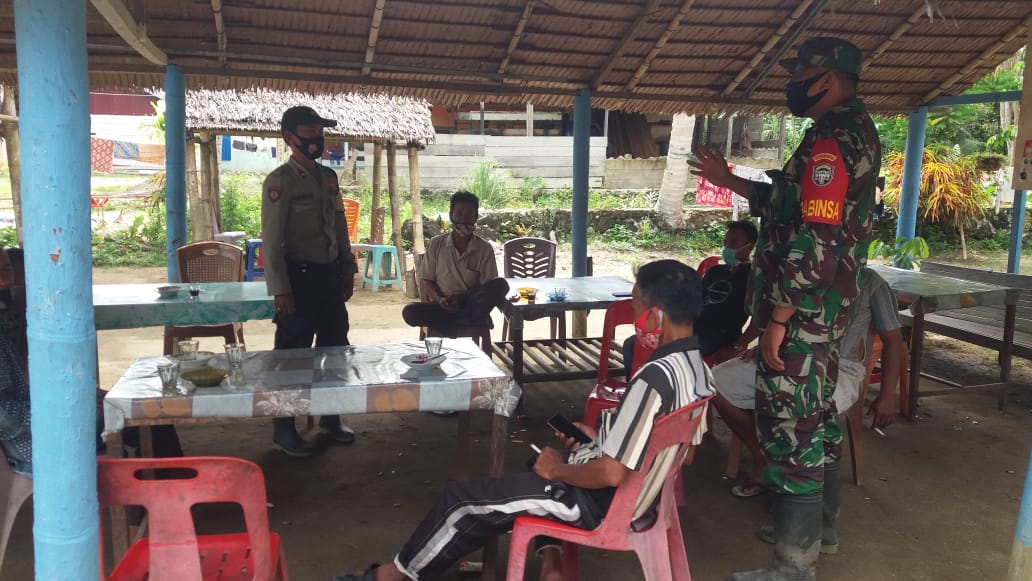 Babinsa Koramil 02/Simeulue Tengah,Tak Henti-hentinya Ingatkan Warga Patuhi Prokes