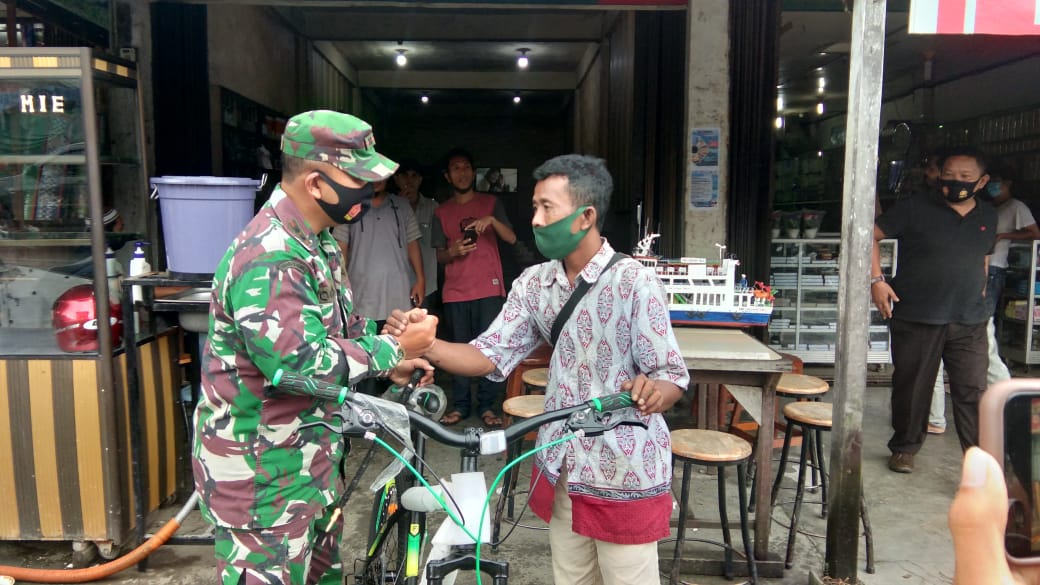 Dandim 0115/Simeulue Memberikan Reward Dan Apresiasi Hadiah Sepeda Kepada Pemuda Tidak Mampu