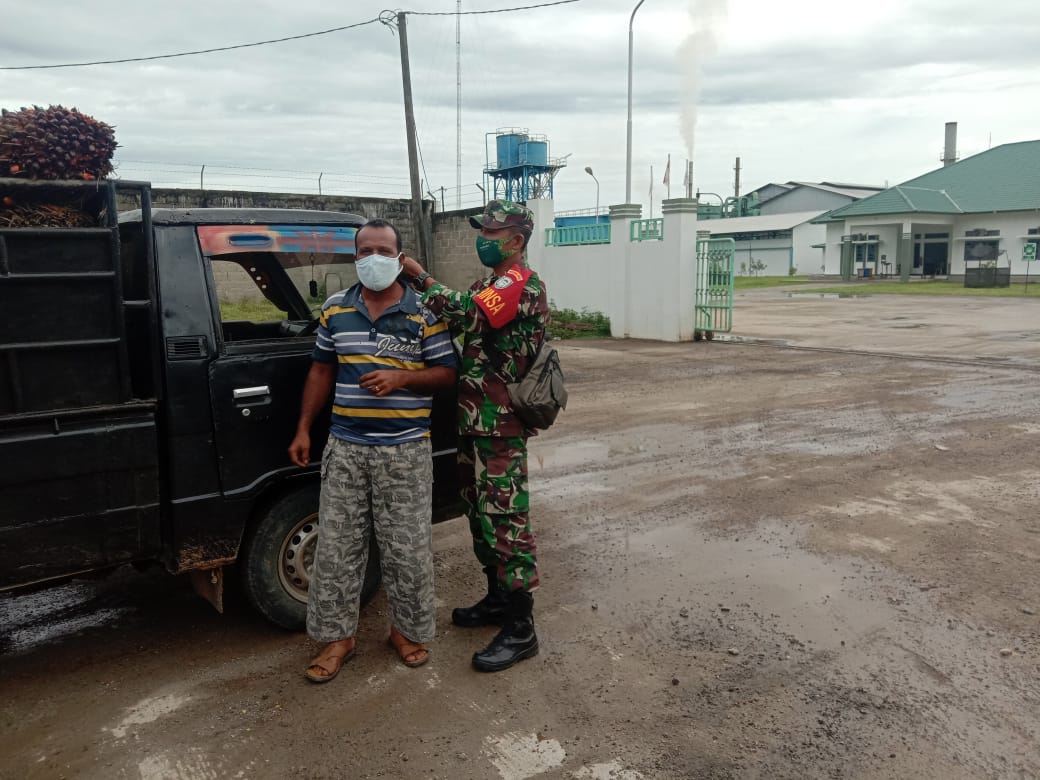 Cegah Penularan Covid-19, Babinsa  di Aceh Jaya Bagikan Makser Kepada Bang Sopir