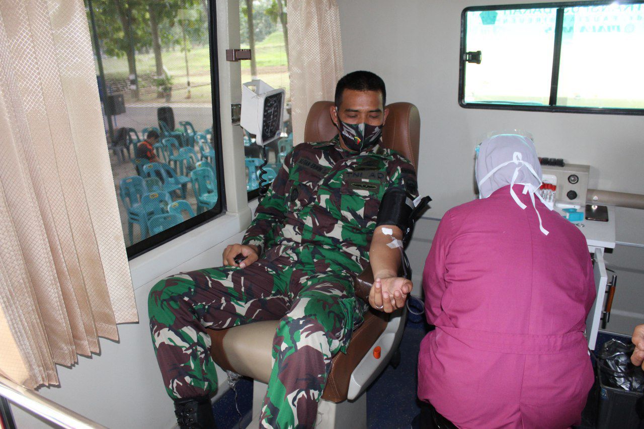 Memperingati HUT ke-75 TNI, Yonif RK 113/JS Gelar Donor Darah