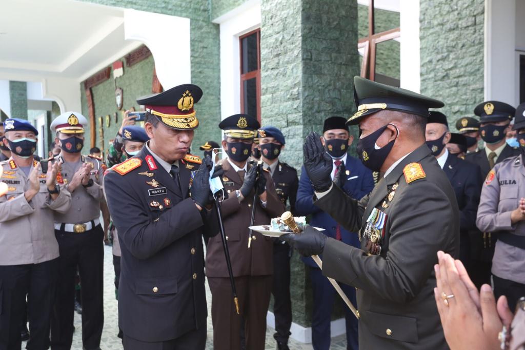 HUT Ke-75 TNI, Pangdam IM Dapat Kejutan Ini dari Kapolda Aceh
