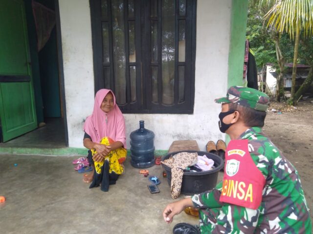 Babinsa Koramil Panga Ajak Nek Sriyani Jaga Kesehatan