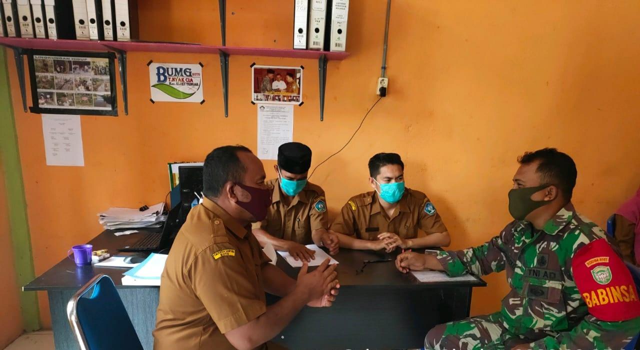 Tingkatkan Kerjasama, Babinsa Posramil 11/KT Komsos Dengan Perangkat Desa