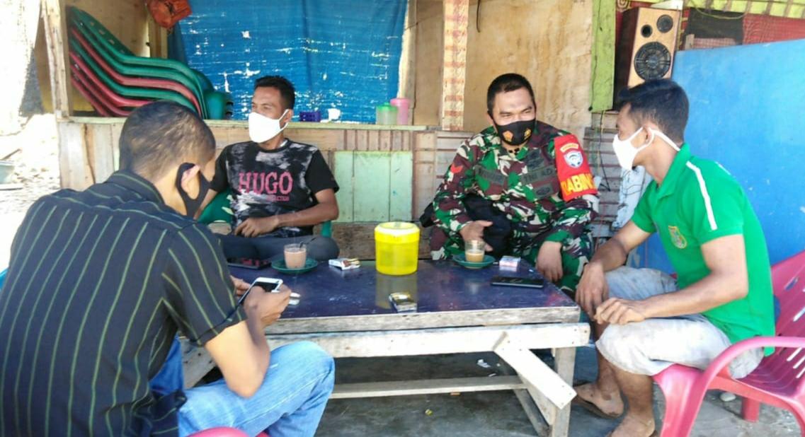 Jalin Silaturrahmi Dengan Warga, Babinsa Koramil 14/Pasie Raja Komsos ke Desa Binaan