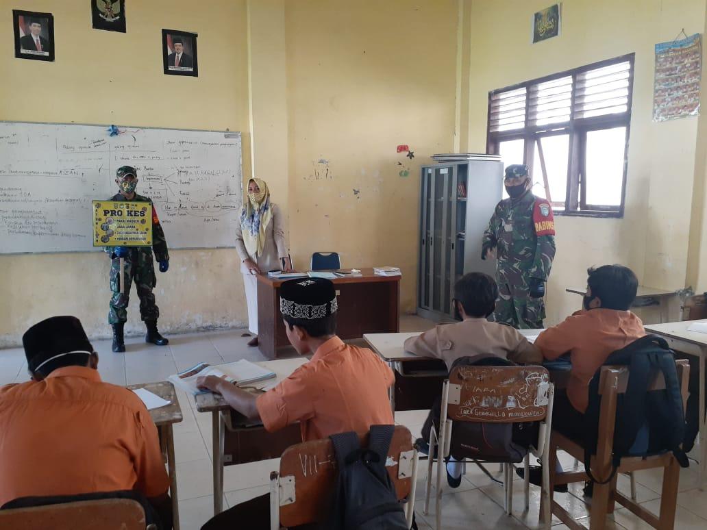 Babinsa 10/Peukan Bada Menjadi Motivator Pelopor taat terhadap Protokol Kesehatan di sekolah   