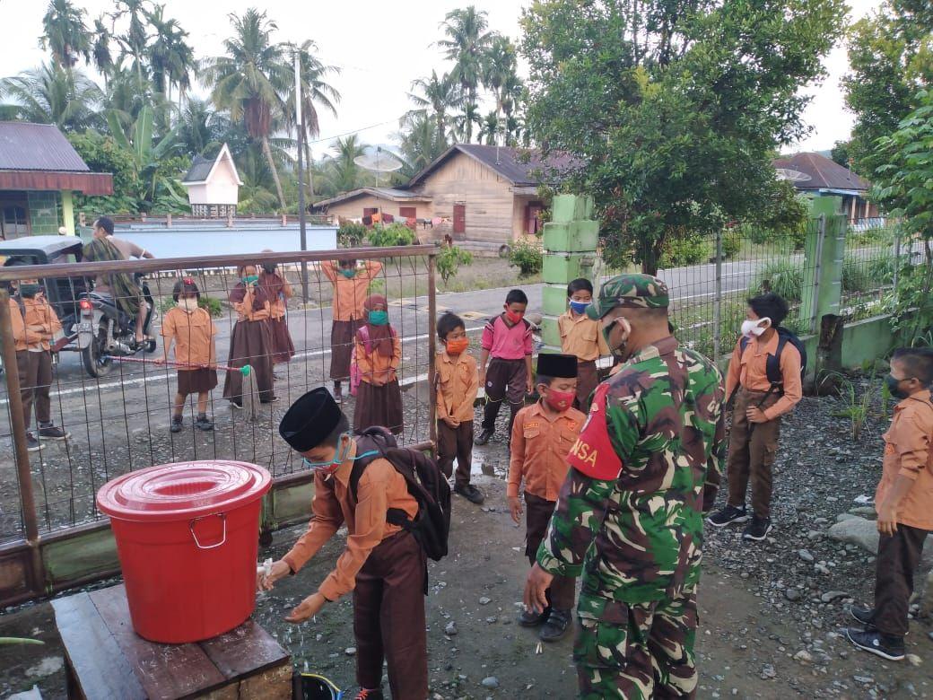 Babinsa Terus Pantau Sekolah Tinggat SD Ditengah Pandemi