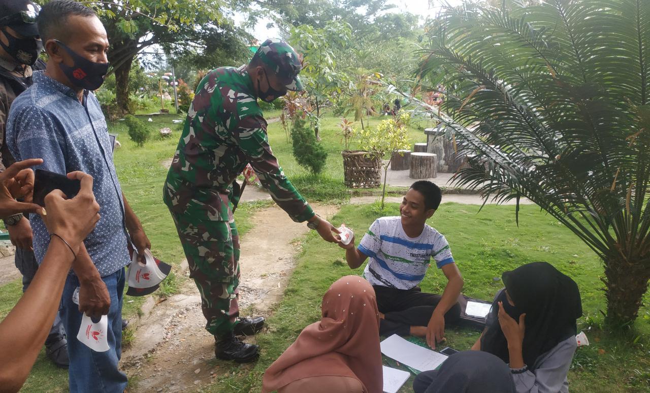 Semarak HUT ke-75 TNI, Dandim Aceh Selatan Bersama LSM dan Awak Media Bagi-Bagi Masker Kepada Masyarakat
